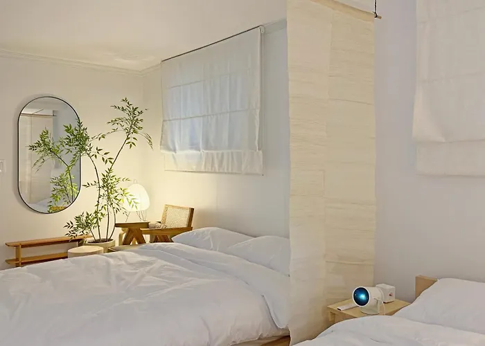 New Hongdae Yeonnam Cozy 2br 5min Airport Bus Seoel